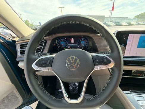 Used 2025 Volkswagen Atlas SEL AWD/4WD image 16