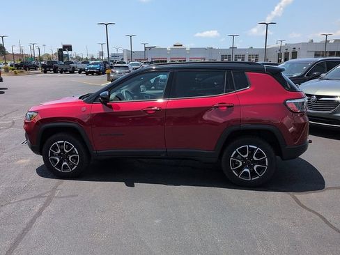 Used 2025 Jeep Compass Trailhawk AWD/4WD image 4