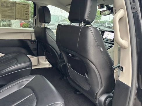 Used 2023 Chrysler Pacifica Touring-L FWD image 40