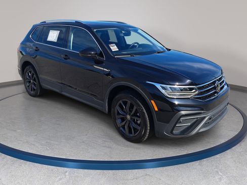 Used 2023 Volkswagen Tiguan SE w/ Panoramic Sunroof Package FWD image 3