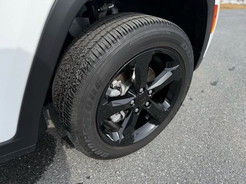 Certified 2023 Jeep Grand Cherokee Altitude image 9