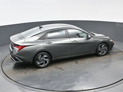 Certified 2025 Hyundai Elantra SEL image 38