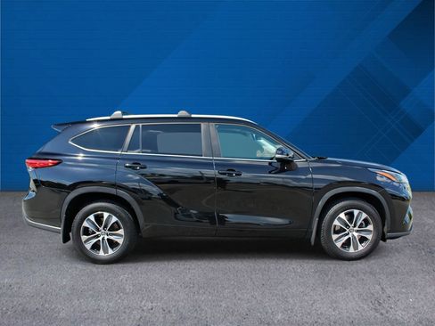 Used 2023 Toyota Highlander XLE AWD/4WD image 10
