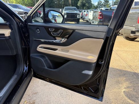 Used 2021 Lincoln Corsair Reserve FWD image 11