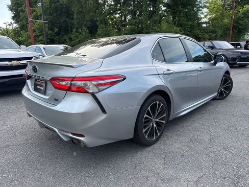 Used 2018 Toyota Camry SE FWD image 3