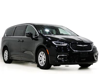 Used 2025 Chrysler Pacifica Select