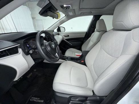 Certified 2025 Toyota Corolla Cross LE w/ Moonroof Package AWD/4WD image 4