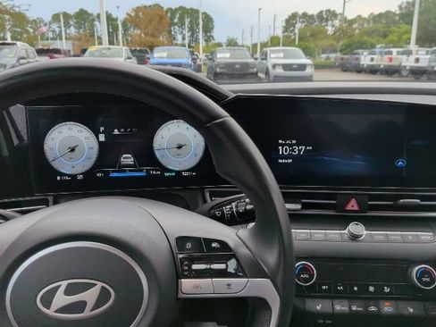 Certified 2025 Hyundai Elantra SEL FWD image 19
