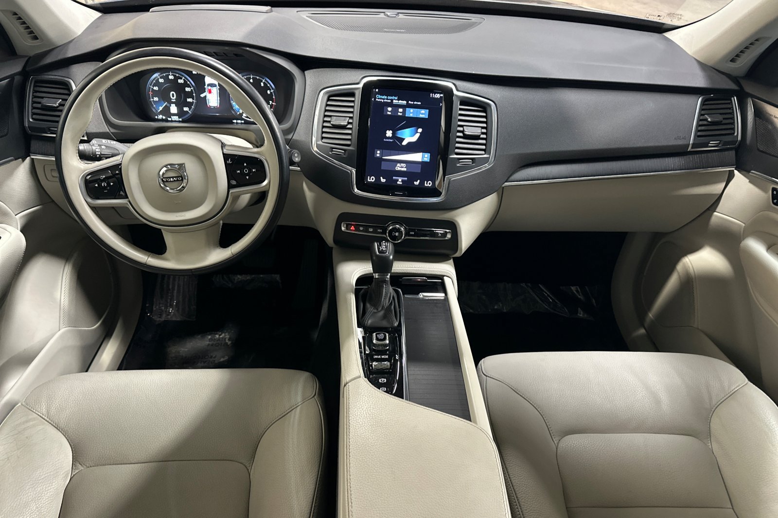 Used 2020 Volvo XC90 T5 Momentum w/ Protection Package Premier AWD/4WD image 3