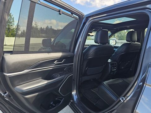 Used 2022 Jeep Grand Cherokee Trailhawk w/ Luxury Tech Group III image 17