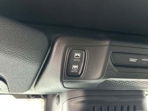 Used 2025 Jeep Wrangler Sahara image 32