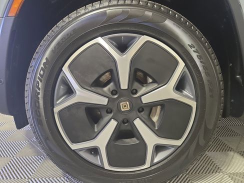 Used 2024 Rivian R1S Adventure image 9