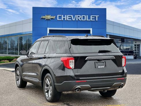 Used 2023 Ford Explorer XLT w/ Equipment Group 202A AWD/4WD image 3