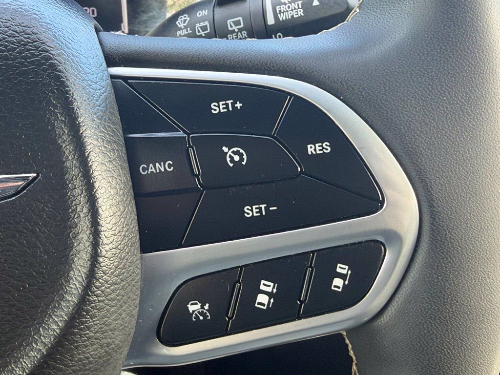 Used 2025 Chrysler Pacifica Select FWD image 25