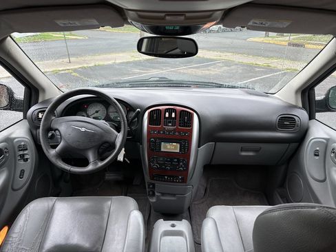 Used 2005 Chrysler Town & Country Limited image 8