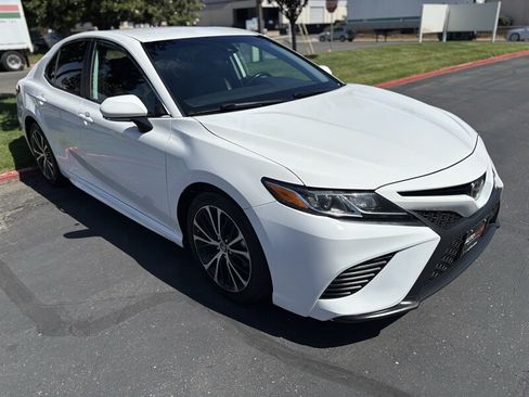 Used 2019 Toyota Camry SE w/ Convenience Package FWD image 2