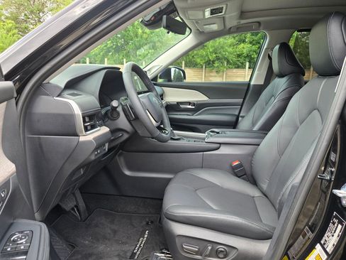 Used 2025 Toyota Grand Highlander AWD image 10