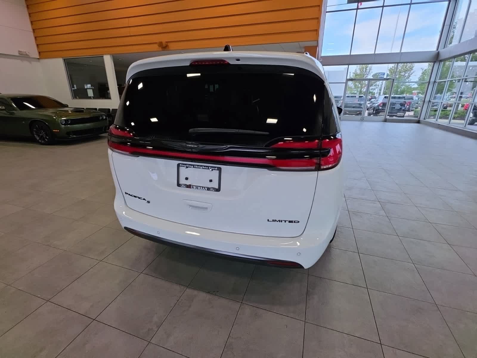 Used 2025 Chrysler Pacifica Limited FWD image 11