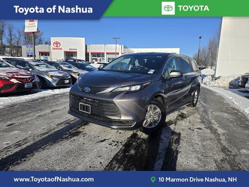 Used 2024 Toyota Sienna LE image 1