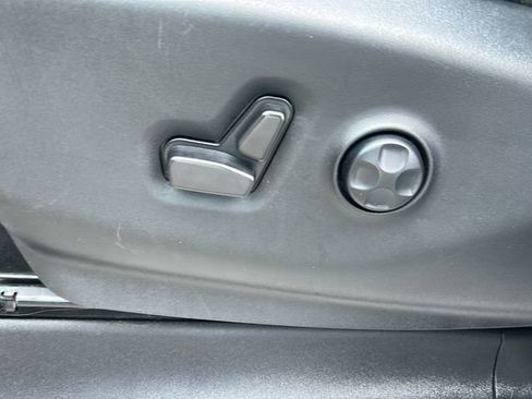 Used 2023 Chrysler Voyager LX image 21