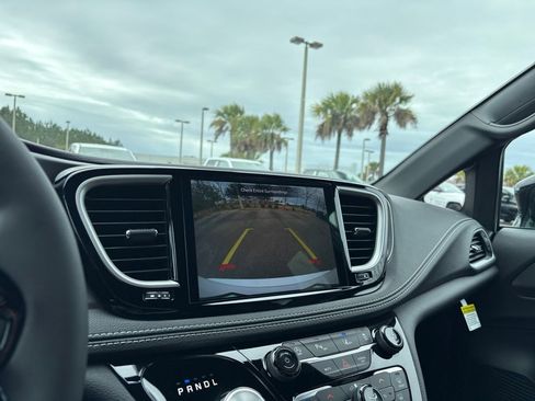 New 2026 Chrysler Pacifica Select image 18