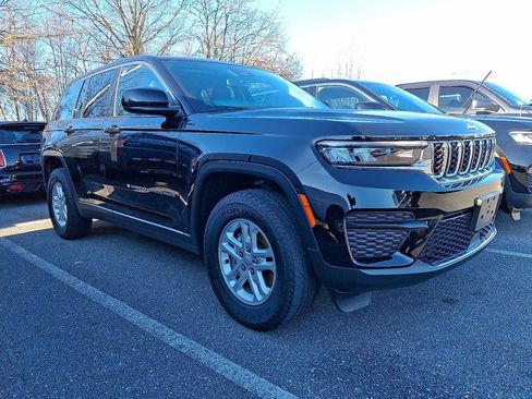 Used 2023 Jeep Grand Cherokee Laredo image 1