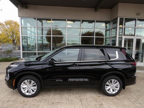 New 2025 Mitsubishi Outlander ES image 4