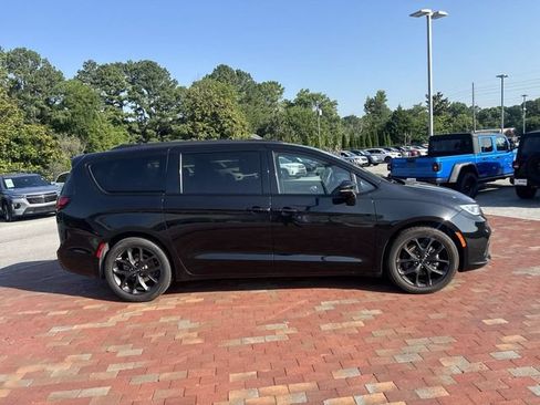 Used 2025 Chrysler Pacifica Limited FWD image 16