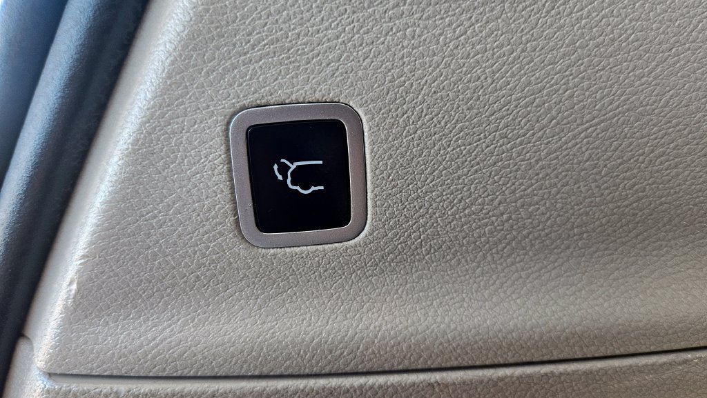 Used 2023 Chrysler Voyager LX FWD image 16