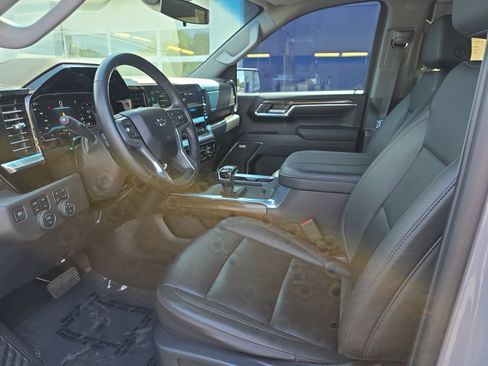Used 2024 Chevrolet Silverado 1500 LT Trail Boss w/ LT Trail Boss Premium Package AWD/4WD image 10