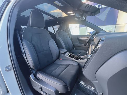 Used 2023 Volvo XC40 B5 Plus w/ Protection Package Premier image 27