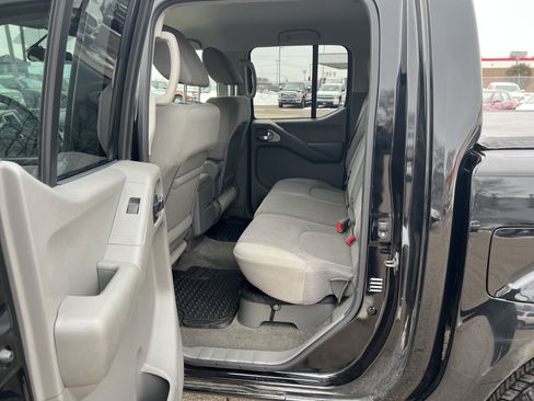 Used 2010 Nissan Frontier SE image 12