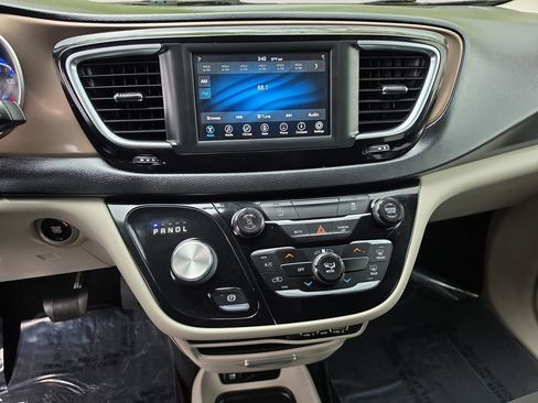 Used 2021 Chrysler Voyager L FWD image 11