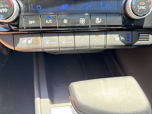 Used 2024 Hyundai Elantra Limited FWD image 28