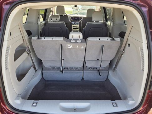 Used 2017 Chrysler Pacifica Touring-L image 14
