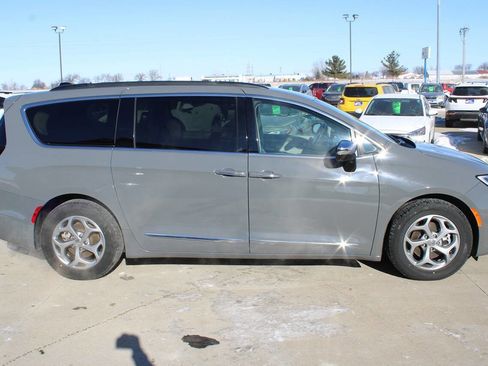 Used 2023 Chrysler Pacifica Limited image 5