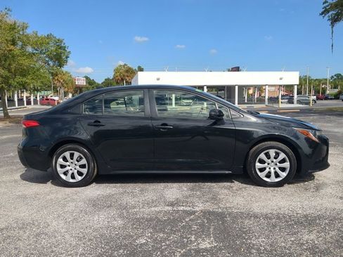 Used 2022 Toyota Corolla LE image 3