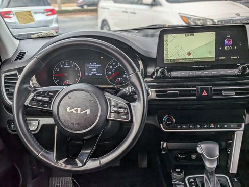 Used 2023 Kia Seltos EX image 18