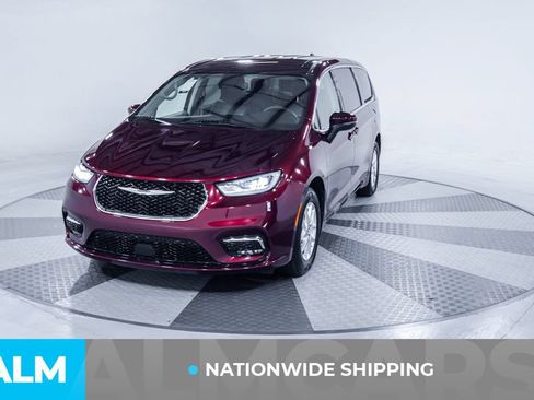 Used 2023 Chrysler Pacifica Touring-L FWD image 2