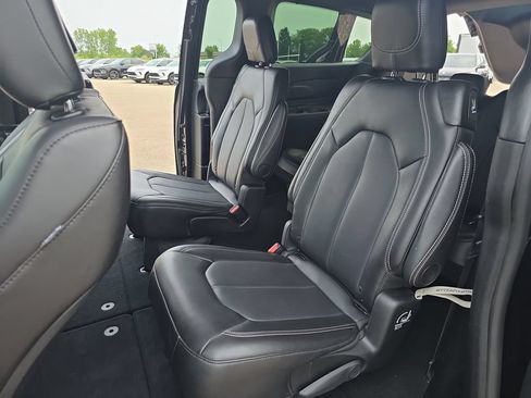 Used 2025 Chrysler Pacifica Select FWD image 15