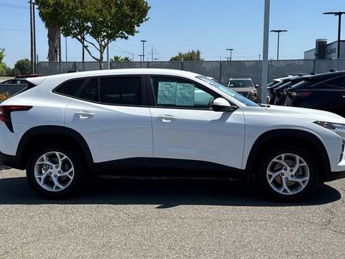 Used 2024 Chevrolet Trax LS w/ LS Convenience Package image 3