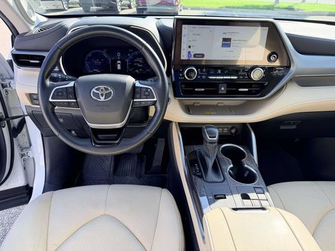 Used 2023 Toyota Highlander Platinum AWD/4WD image 2