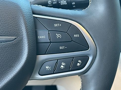 Used 2024 Chrysler Pacifica Touring-L image 25