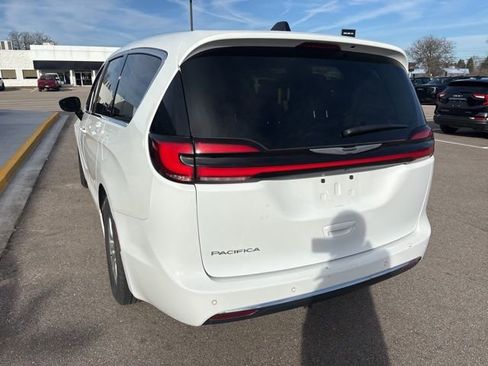 Used 2024 Chrysler Pacifica Touring-L image 9