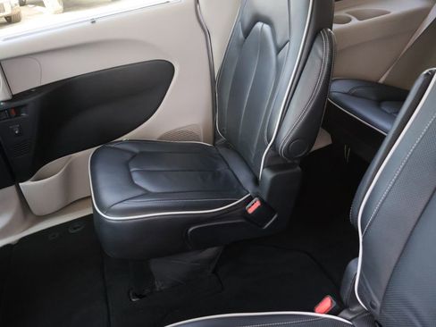 Used 2024 Chrysler Pacifica Limited FWD image 13