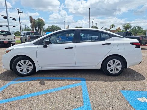 Used 2020 Nissan Versa S FWD image 3