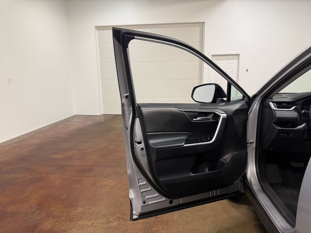 Used 2025 Toyota RAV4 XLE AWD/4WD image 56