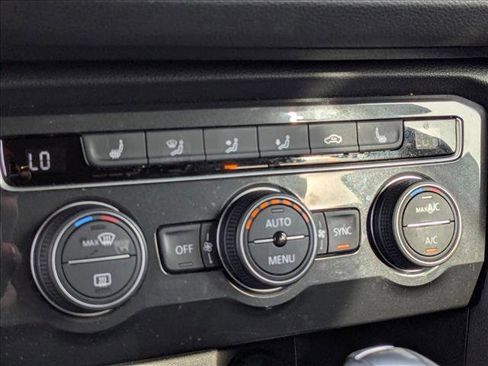 Used 2021 Volkswagen Tiguan SE image 18