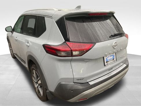 Used 2021 Nissan Rogue SL w/ Premium Package image 3