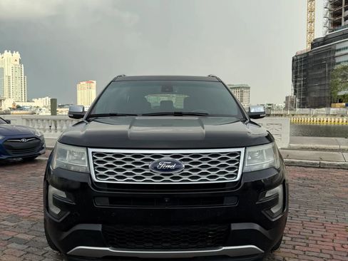 Used 2017 Ford Explorer Platinum AWD/4WD image 3